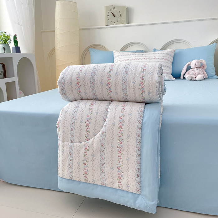 91家纺网 家纺一手货源 找家纺 梵克保罗 2025新款全棉夏被碎花卡通小清新简约纯棉夏凉被夏被四件套三件套 水苏花条纹