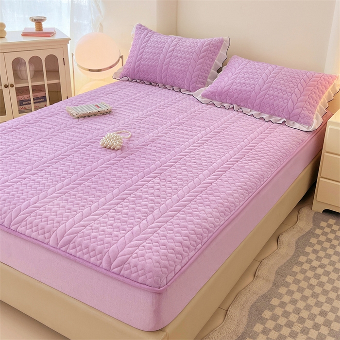 91家纺网 家纺一手货源 找家纺 梦舒羽 2025新款牛奶绒夹棉床笠床单床盖床护垫保护罩三件套花边枕套-轻奢 轻奢款-梦幻紫