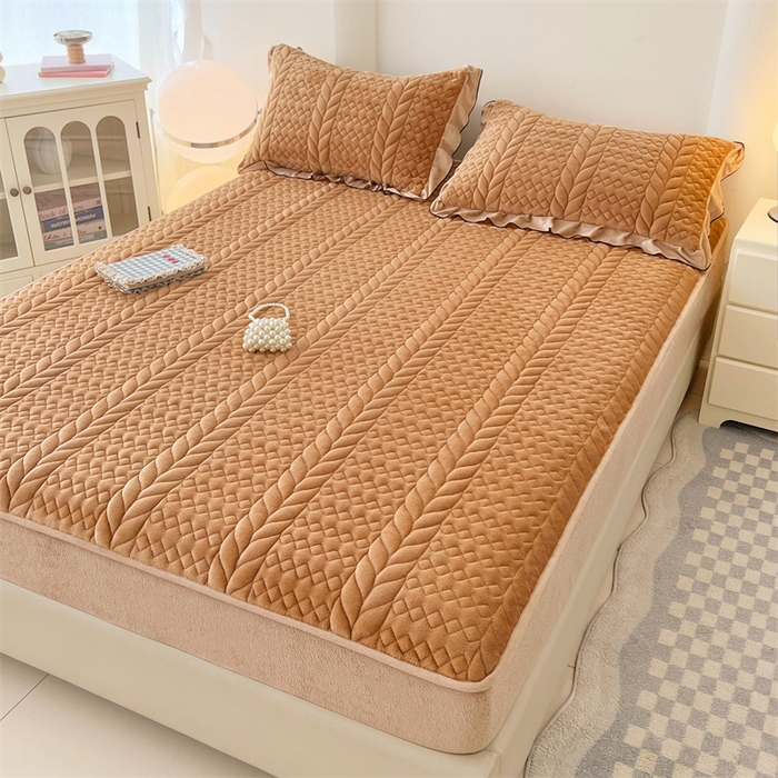 91家纺网 家纺一手货源 找家纺 梦舒羽 2025新款牛奶绒夹棉床笠床单床盖床护垫保护罩三件套花边枕套-轻奢 轻奢款-奶茶咖