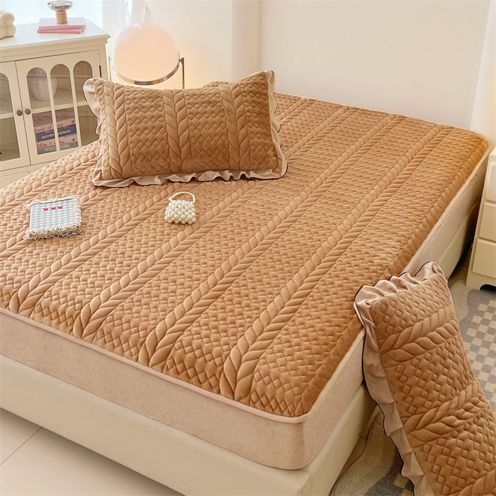 91家纺网 家纺一手货源 找家纺 梦舒羽 2025新款牛奶绒夹棉床笠床单床盖床护垫保护罩三件套花边枕套-轻奢 轻奢款-奶茶咖