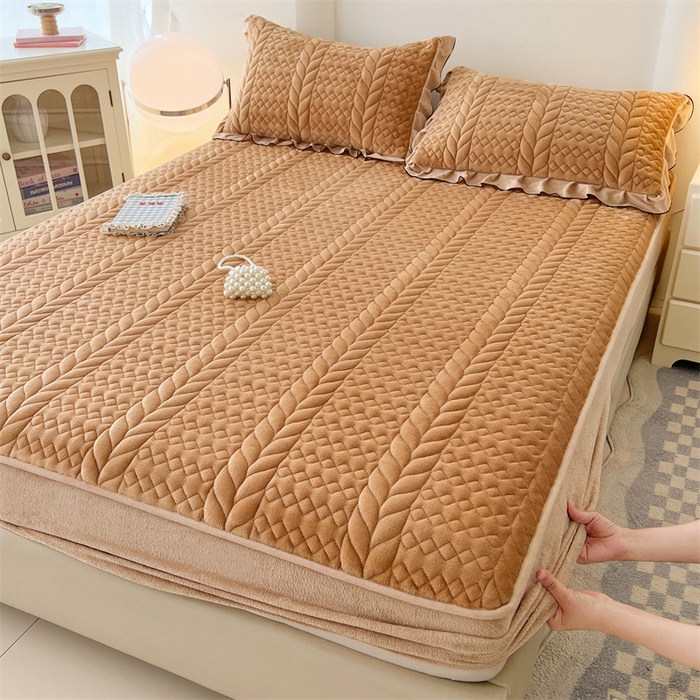 91家纺网 家纺一手货源 找家纺 梦舒羽 2025新款牛奶绒夹棉床笠床单床盖床护垫保护罩三件套花边枕套-轻奢 轻奢款-奶茶咖