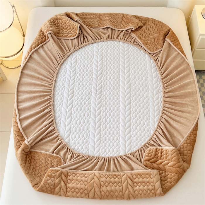 91家纺网 家纺一手货源 找家纺 梦舒羽 2025新款牛奶绒夹棉床笠床单床盖床护垫保护罩三件套花边枕套-轻奢 轻奢款-奶茶咖