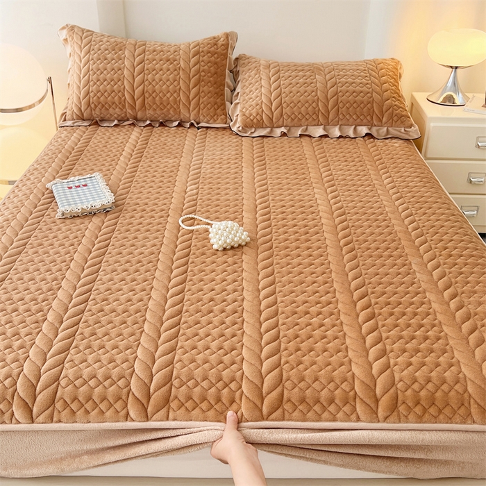 91家纺网 家纺一手货源 找家纺 梦舒羽 2025新款牛奶绒夹棉床笠床单床盖床护垫保护罩三件套花边枕套-轻奢 轻奢款-奶茶咖