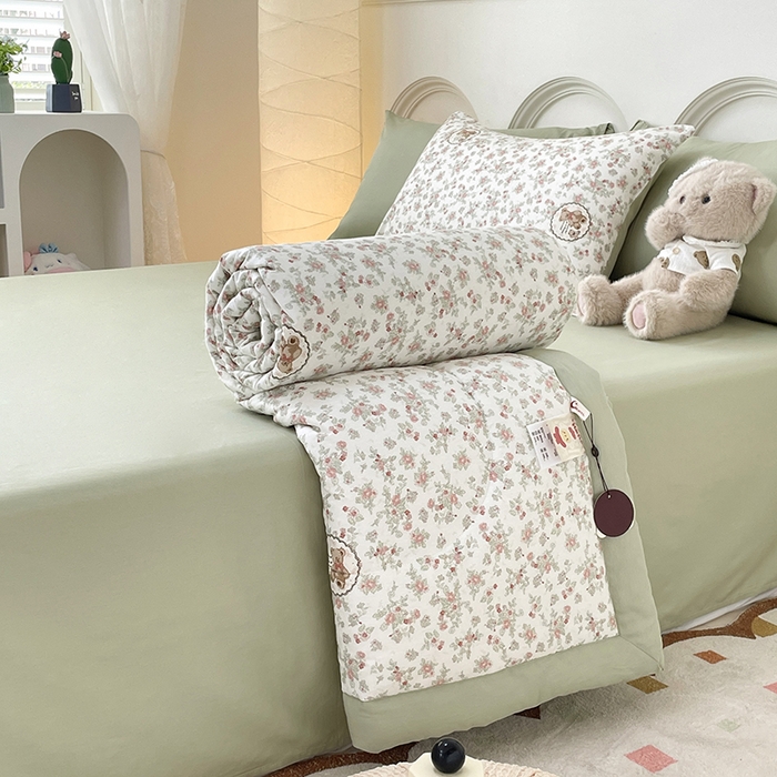 91家纺网 家纺一手货源 找家纺 梵克保罗 2025新款全棉夏被碎花卡通小清新简约纯棉夏凉被夏被四件套三件套 碎花小熊