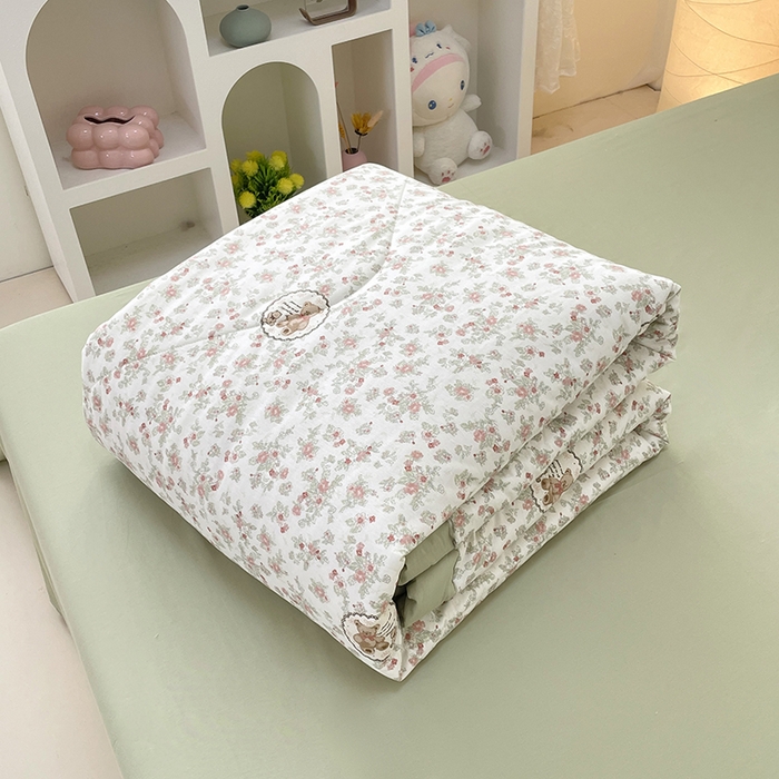 91家纺网 家纺一手货源 找家纺 梵克保罗 2025新款全棉夏被碎花卡通小清新简约纯棉夏凉被夏被四件套三件套 碎花小熊