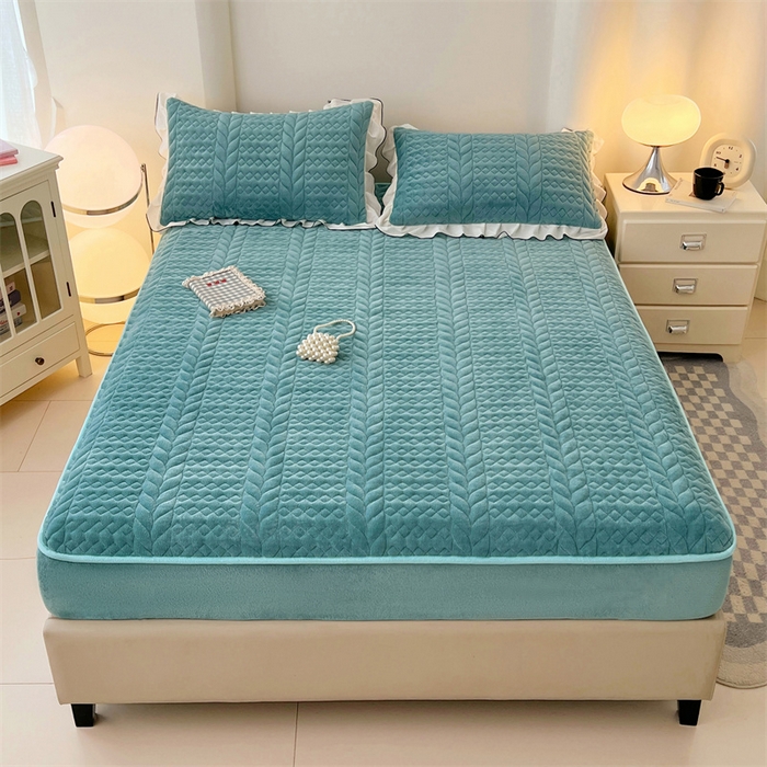 91家纺网 家纺一手货源 找家纺 梦舒羽 2025新款牛奶绒夹棉床笠床单床盖床护垫保护罩三件套花边枕套-轻奢 轻奢款-浅水兰