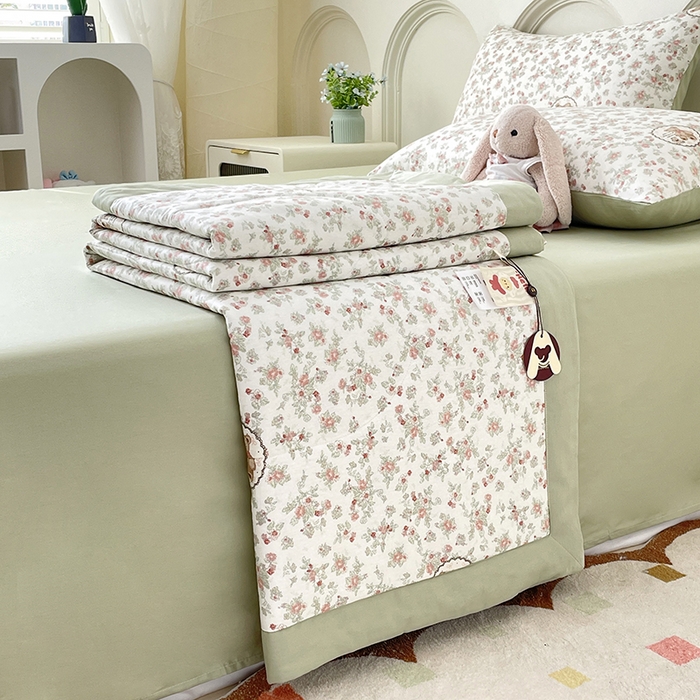 91家纺网 家纺一手货源 找家纺 梵克保罗 2025新款全棉夏被碎花卡通小清新简约纯棉夏凉被夏被四件套三件套 碎花小熊