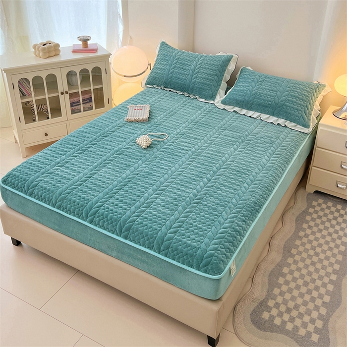 91家纺网 家纺一手货源 找家纺 梦舒羽 2025新款牛奶绒夹棉床笠床单床盖床护垫保护罩三件套花边枕套-轻奢 轻奢款-浅水兰