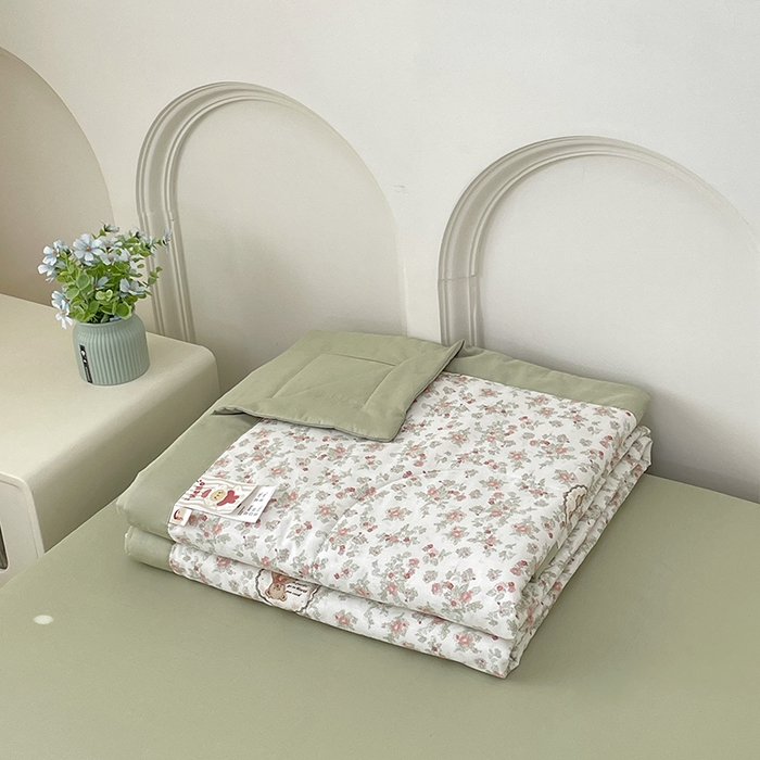 91家纺网 家纺一手货源 找家纺 梵克保罗 2025新款全棉夏被碎花卡通小清新简约纯棉夏凉被夏被四件套三件套 碎花小熊