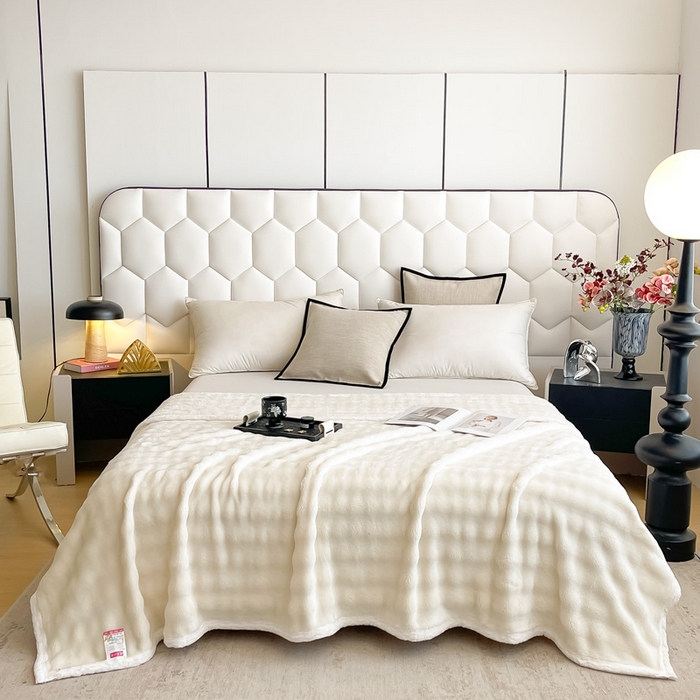 91家纺网 家纺一手货源 找家纺 梵克保罗 2025新款仿兔毛泡泡绒牛奶绒毛毯盖毯包边毛毯 米白