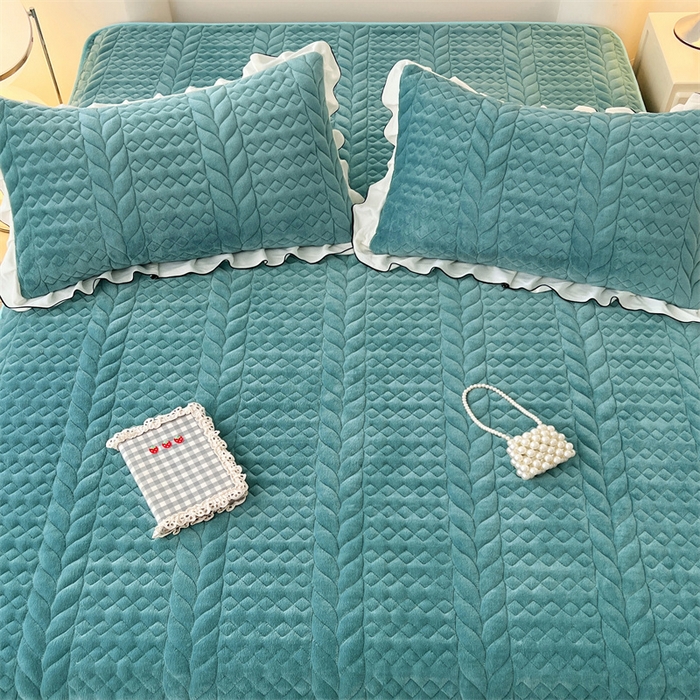 91家纺网 家纺一手货源 找家纺 梦舒羽 2025新款牛奶绒夹棉床笠床单床盖床护垫保护罩三件套花边枕套-轻奢 轻奢款-浅水兰