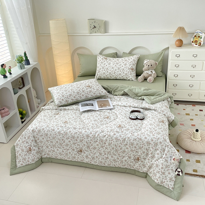 91家纺网 家纺一手货源 找家纺 梵克保罗 2025新款全棉夏被碎花卡通小清新简约纯棉夏凉被夏被四件套三件套 碎花小熊