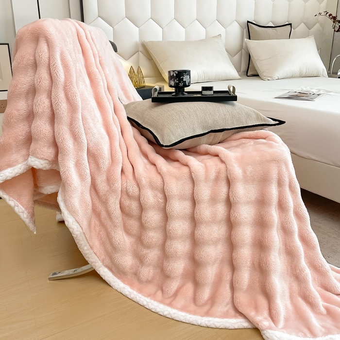 91家纺网 家纺一手货源 找家纺 （总）梵克保罗 2025新款仿兔毛泡泡绒牛奶绒毛毯盖毯包边毛毯