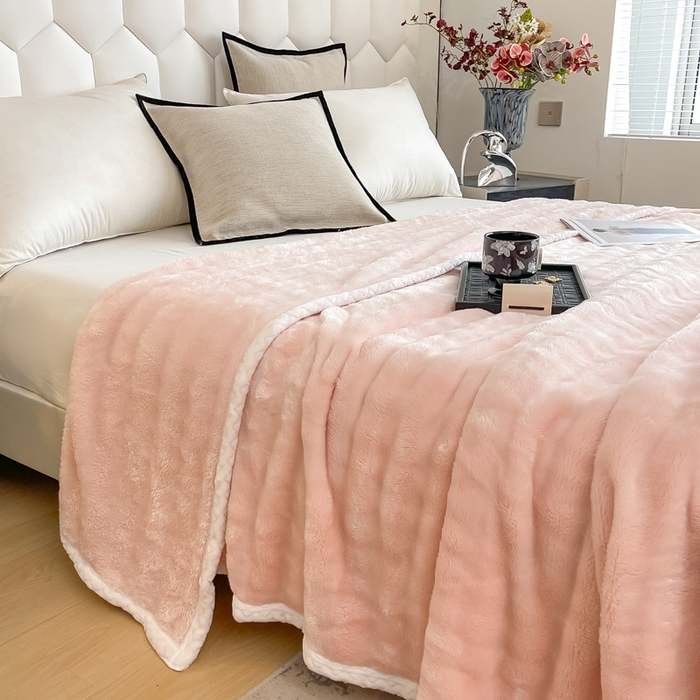 91家纺网 家纺一手货源 找家纺 （总）梵克保罗 2025新款仿兔毛泡泡绒牛奶绒毛毯盖毯包边毛毯