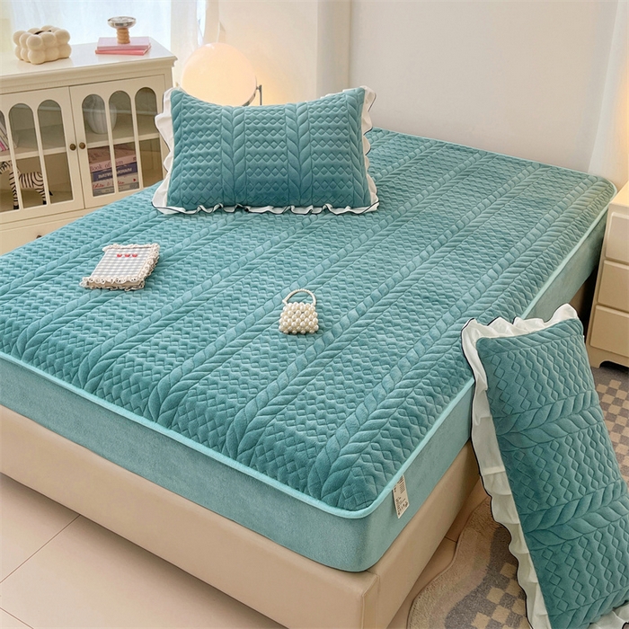 91家纺网 家纺一手货源 找家纺 梦舒羽 2025新款牛奶绒夹棉床笠床单床盖床护垫保护罩三件套花边枕套-轻奢 轻奢款-浅水兰