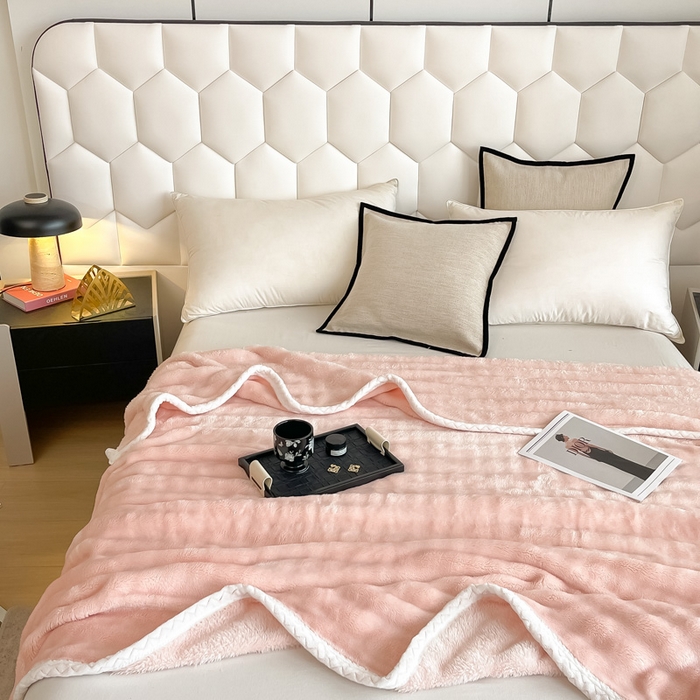 91家纺网 家纺一手货源 找家纺 （总）梵克保罗 2025新款仿兔毛泡泡绒牛奶绒毛毯盖毯包边毛毯