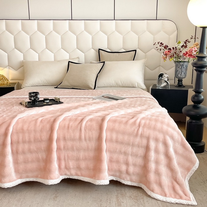 91家纺网 家纺一手货源 找家纺 （总）梵克保罗 2025新款仿兔毛泡泡绒牛奶绒毛毯盖毯包边毛毯