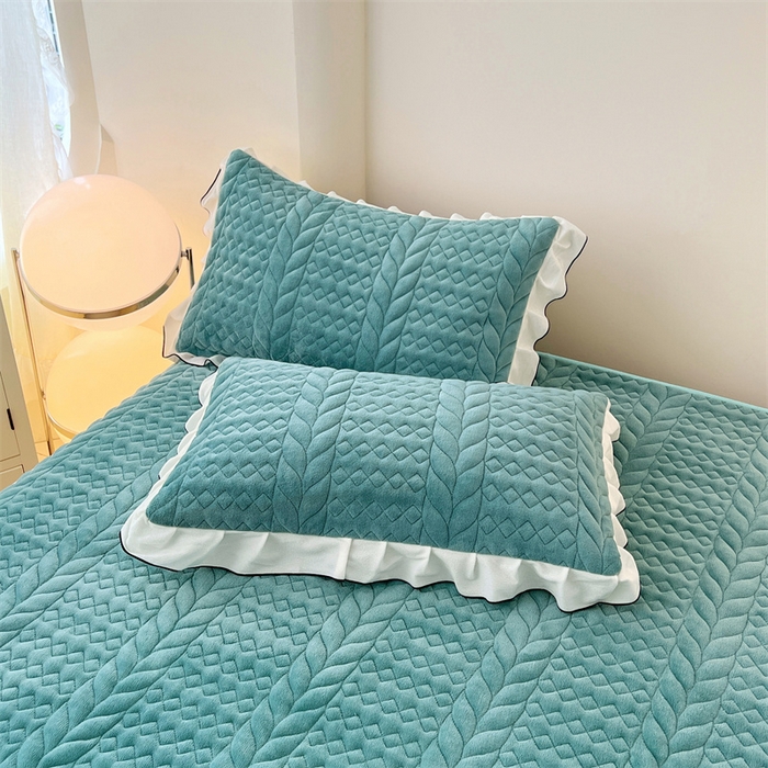 91家纺网 家纺一手货源 找家纺 梦舒羽 2025新款牛奶绒夹棉床笠床单床盖床护垫保护罩三件套花边枕套-轻奢 轻奢款-浅水兰