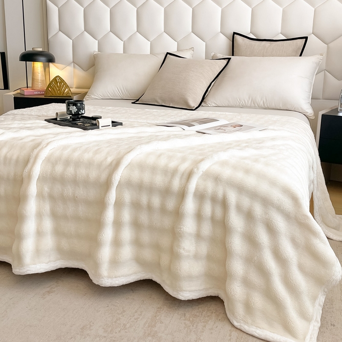 91家纺网 家纺一手货源 找家纺 梵克保罗 2025新款仿兔毛泡泡绒牛奶绒毛毯盖毯包边毛毯 米白