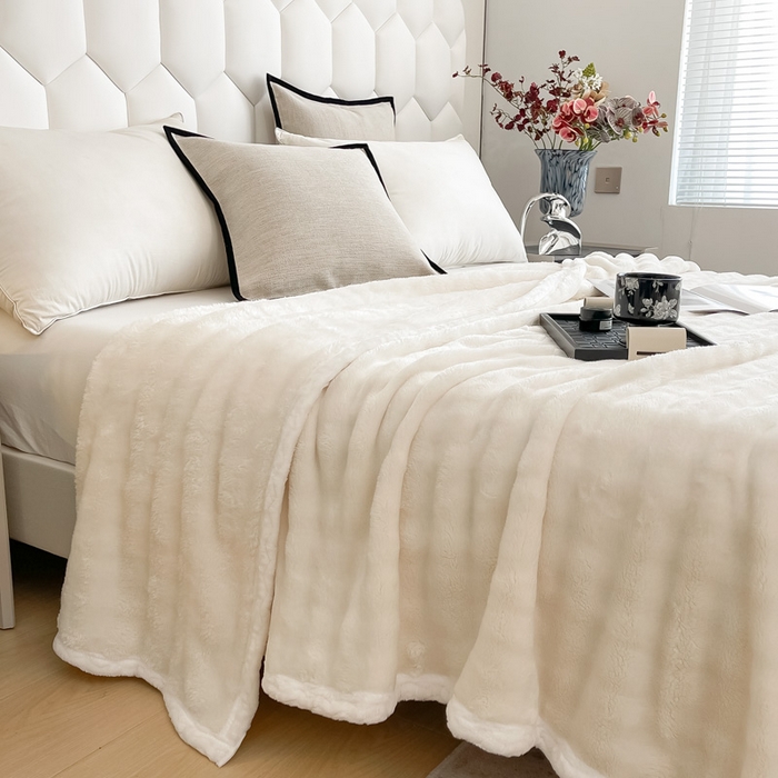 91家纺网 家纺一手货源 找家纺 梵克保罗 2025新款仿兔毛泡泡绒牛奶绒毛毯盖毯包边毛毯 米白