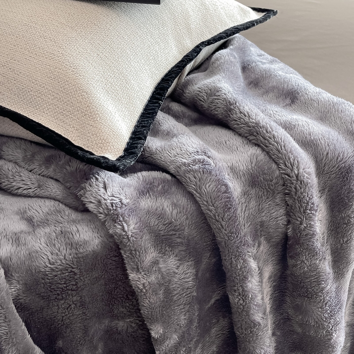 91家纺网 家纺一手货源 找家纺 梵克保罗 2025新款仿兔毛泡泡绒牛奶绒毛毯盖毯包边毛毯 深灰