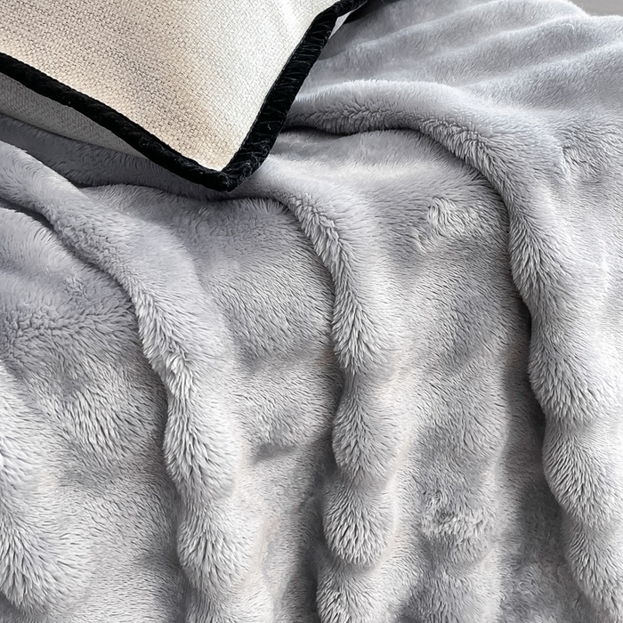 91家纺网 家纺一手货源 找家纺 梵克保罗 2025新款仿兔毛泡泡绒牛奶绒毛毯盖毯包边毛毯 银灰