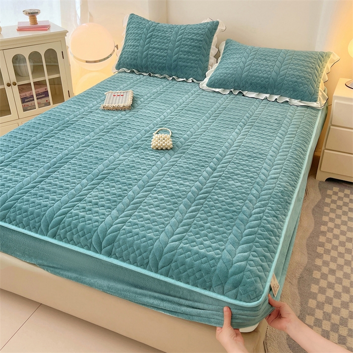 91家纺网 家纺一手货源 找家纺 梦舒羽 2025新款牛奶绒夹棉床笠床单床盖床护垫保护罩三件套花边枕套-轻奢 轻奢款-浅水兰