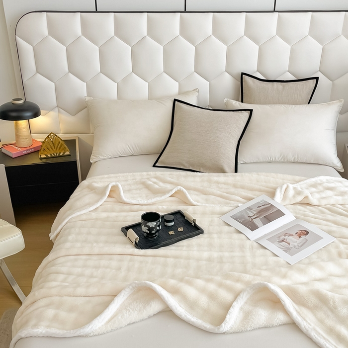 91家纺网 家纺一手货源 找家纺 梵克保罗 2025新款仿兔毛泡泡绒牛奶绒毛毯盖毯包边毛毯 米白