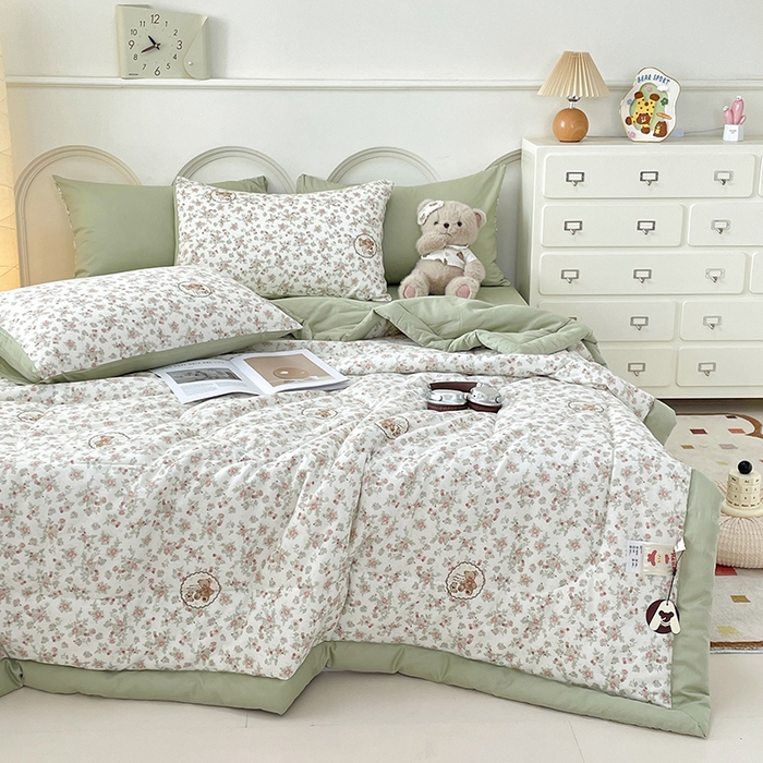 91家纺网 家纺一手货源 找家纺 梵克保罗 2025新款全棉夏被碎花卡通小清新简约纯棉夏凉被夏被四件套三件套 碎花小熊