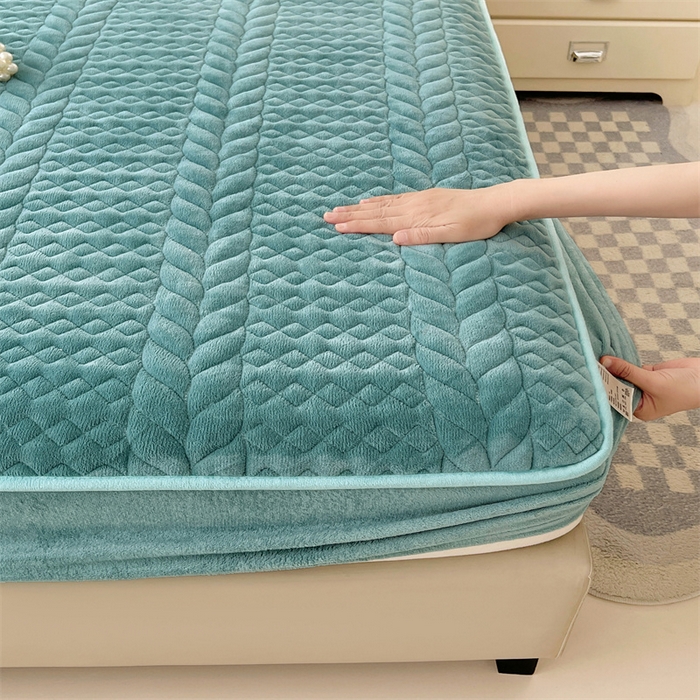 91家纺网 家纺一手货源 找家纺 梦舒羽 2025新款牛奶绒夹棉床笠床单床盖床护垫保护罩三件套花边枕套-轻奢 轻奢款-浅水兰