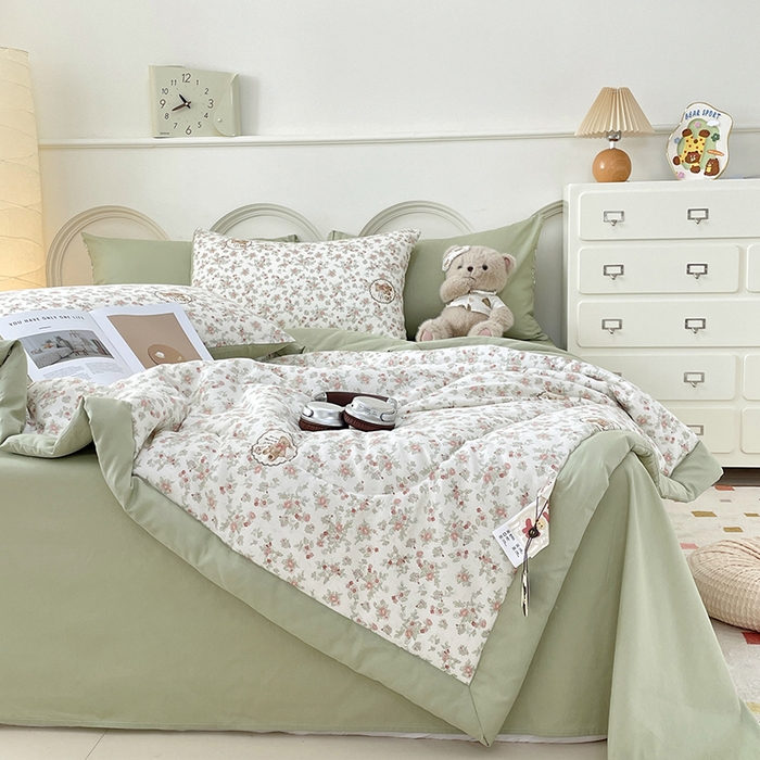 91家纺网 家纺一手货源 找家纺 梵克保罗 2025新款全棉夏被碎花卡通小清新简约纯棉夏凉被夏被四件套三件套 碎花小熊