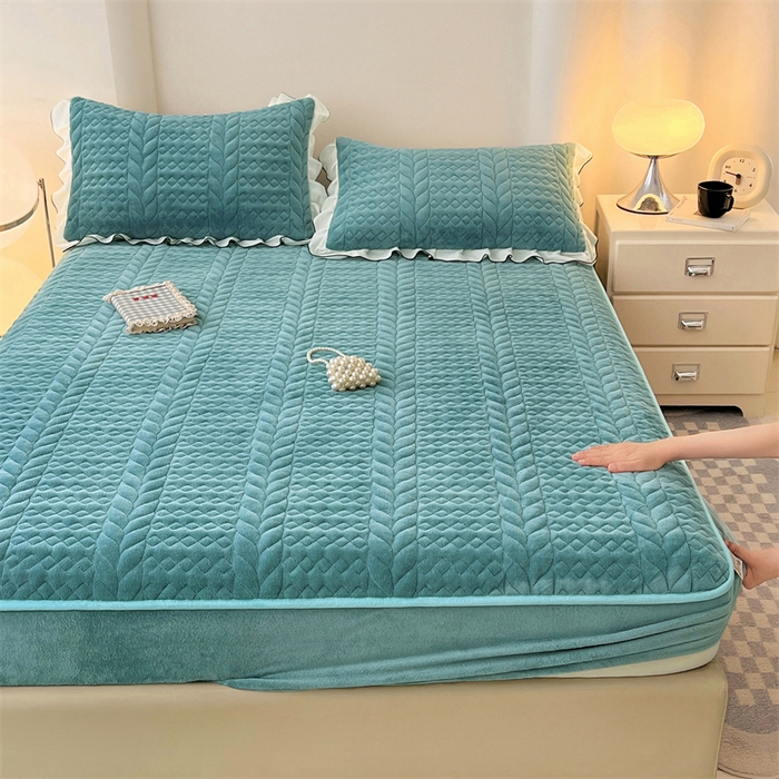 91家纺网 家纺一手货源 找家纺 梦舒羽 2025新款牛奶绒夹棉床笠床单床盖床护垫保护罩三件套花边枕套-轻奢 轻奢款-浅水兰