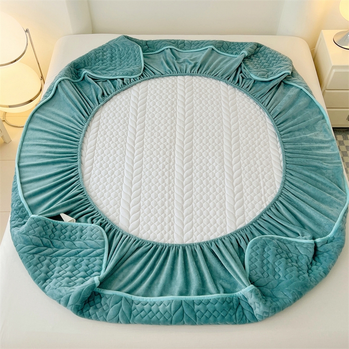 91家纺网 家纺一手货源 找家纺 梦舒羽 2025新款牛奶绒夹棉床笠床单床盖床护垫保护罩三件套花边枕套-轻奢 轻奢款-浅水兰