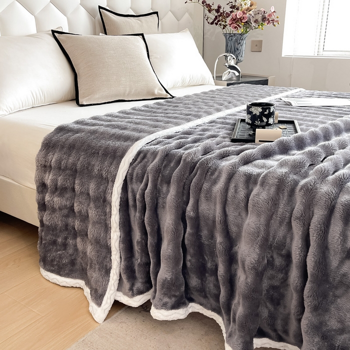 91家纺网 家纺一手货源 找家纺 梵克保罗 2025新款仿兔毛泡泡绒牛奶绒毛毯盖毯包边毛毯 深灰