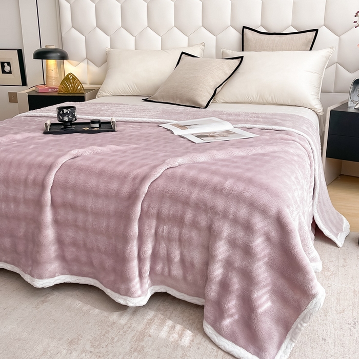 91家纺网 家纺一手货源 找家纺 梵克保罗 2025新款仿兔毛泡泡绒牛奶绒毛毯盖毯包边毛毯 香芋紫