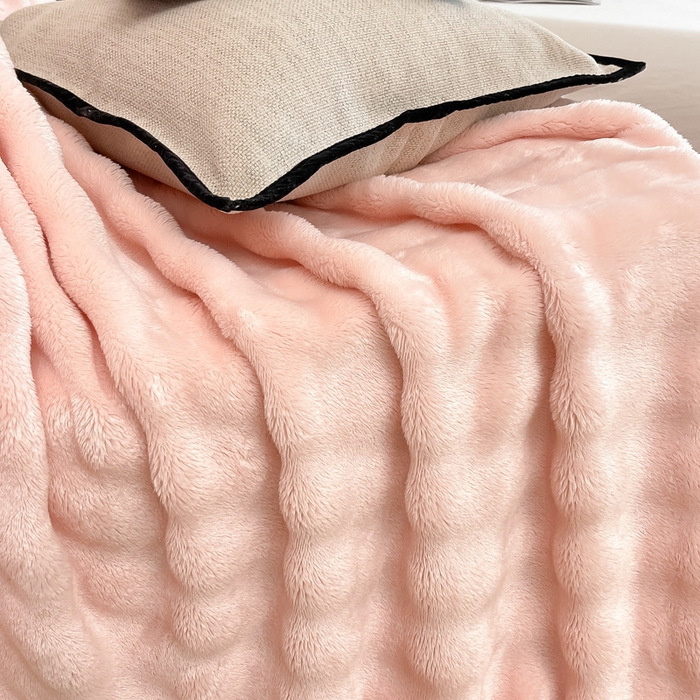 91家纺网 家纺一手货源 找家纺 梵克保罗 2025新款仿兔毛泡泡绒牛奶绒毛毯盖毯包边毛毯 粉色