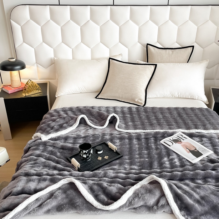 91家纺网 家纺一手货源 找家纺 梵克保罗 2025新款仿兔毛泡泡绒牛奶绒毛毯盖毯包边毛毯 深灰