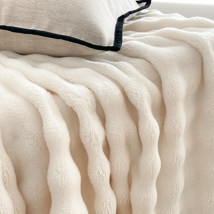 91家纺网 家纺一手货源 找家纺 梵克保罗 2025新款仿兔毛泡泡绒牛奶绒毛毯盖毯包边毛毯 米白