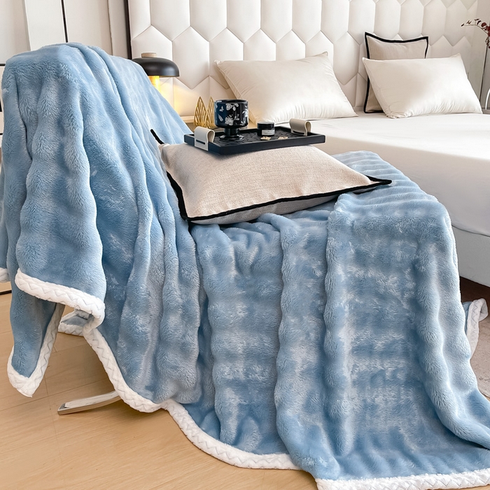 91家纺网 家纺一手货源 找家纺 梵克保罗 2025新款仿兔毛泡泡绒牛奶绒毛毯盖毯包边毛毯 天蓝