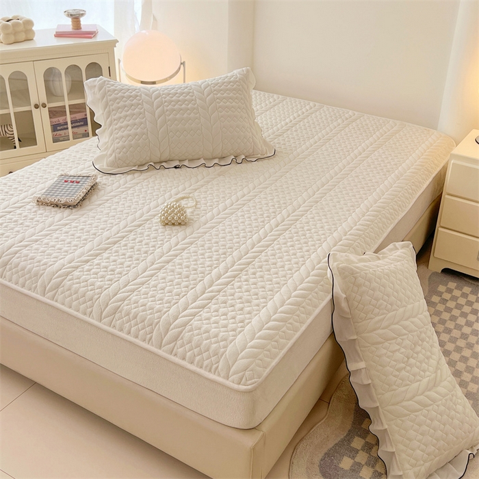 91家纺网 家纺一手货源 找家纺 梦舒羽 2025新款牛奶绒夹棉床笠床单床盖床护垫保护罩三件套花边枕套-轻奢 轻奢款-象牙白