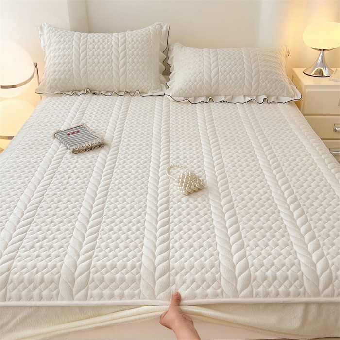 91家纺网 家纺一手货源 找家纺 梦舒羽 2025新款牛奶绒夹棉床笠床单床盖床护垫保护罩三件套花边枕套-轻奢 轻奢款-象牙白