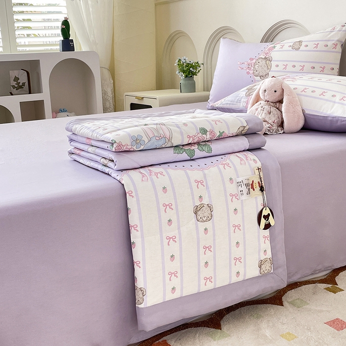 91家纺网 家纺一手货源 找家纺 梵克保罗 2025新款全棉夏被碎花卡通小清新简约纯棉夏凉被夏被四件套三件套 童话镇