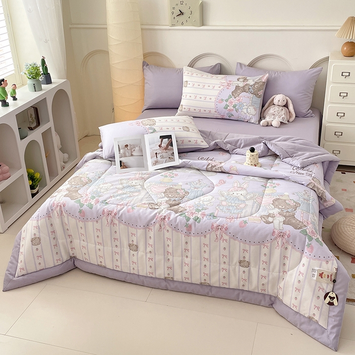 91家纺网 家纺一手货源 找家纺 梵克保罗 2025新款全棉夏被碎花卡通小清新简约纯棉夏凉被夏被四件套三件套 童话镇