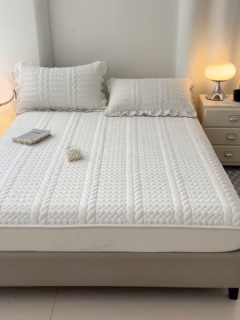 91家纺网 家纺一手货源 找家纺 梦舒羽 2025新款牛奶绒夹棉床笠床单床盖床护垫保护罩三件套花边枕套-轻奢 轻奢款-象牙白