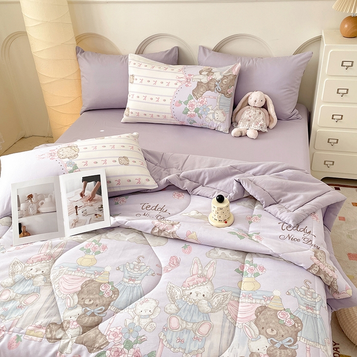 91家纺网 家纺一手货源 找家纺 梵克保罗 2025新款全棉夏被碎花卡通小清新简约纯棉夏凉被夏被四件套三件套 童话镇