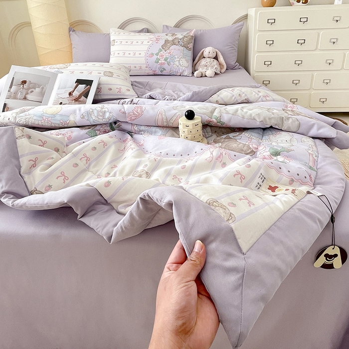 91家纺网 家纺一手货源 找家纺 梵克保罗 2025新款全棉夏被碎花卡通小清新简约纯棉夏凉被夏被四件套三件套 童话镇