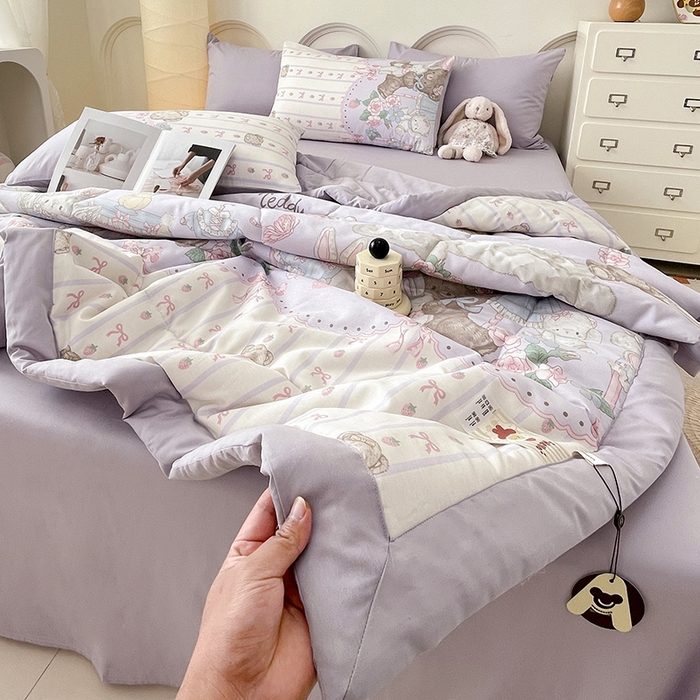 91家纺网 家纺一手货源 找家纺 梵克保罗 2025新款全棉夏被碎花卡通小清新简约纯棉夏凉被夏被四件套三件套 童话镇