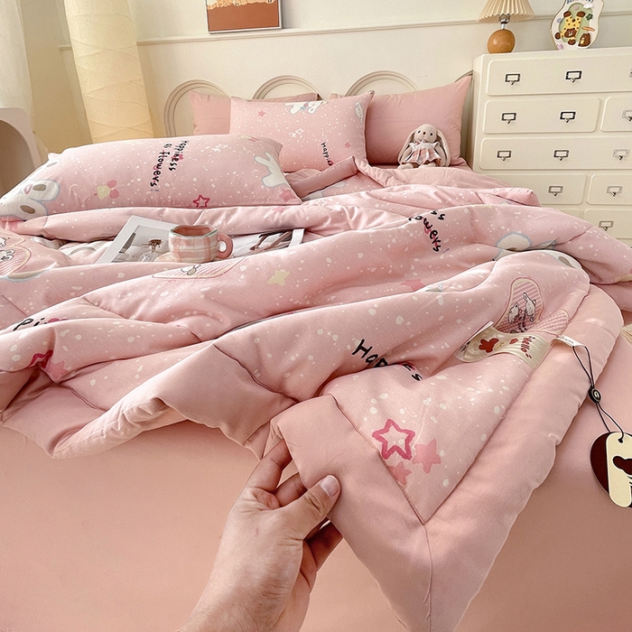 91家纺网 家纺一手货源 找家纺 梵克保罗 2025新款全棉夏被碎花卡通小清新简约纯棉夏凉被夏被四件套三件套 兔与狗