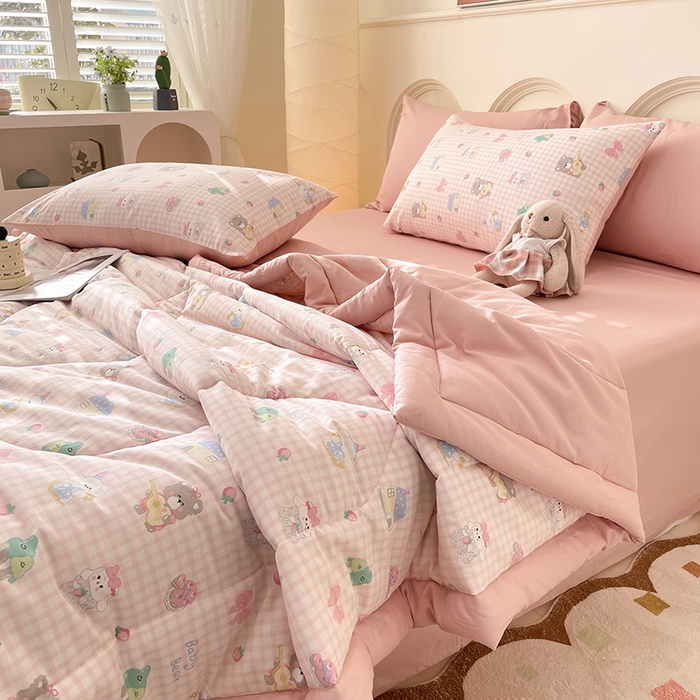 91家纺网 家纺一手货源 找家纺 梵克保罗 2025新款全棉夏被碎花卡通小清新简约纯棉夏凉被夏被四件套三件套 小不点们