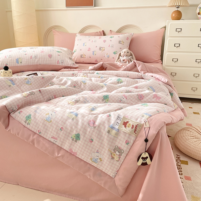 91家纺网 家纺一手货源 找家纺 梵克保罗 2025新款全棉夏被碎花卡通小清新简约纯棉夏凉被夏被四件套三件套 小不点们